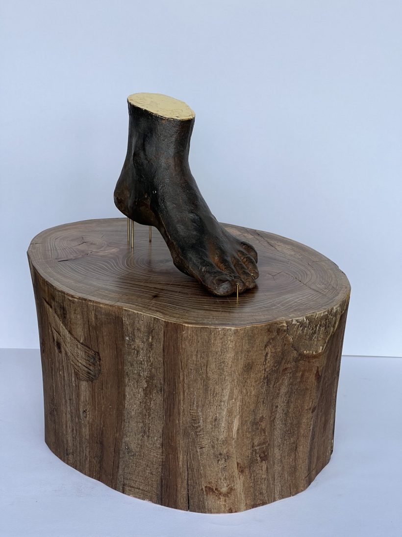 KB-010_Anneke-Schollaardt_Kunstwerk_Voet_Gietijzer_Bladgoud_Gladgeschuurd_Hout_2